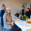 På Kirkebygda skole fikk Kronprins Haakon og Kronprinsesse Mette-Marit møte fire flyktninger og høre om deres erfaringer. Foto: Heiko Junge / NTB